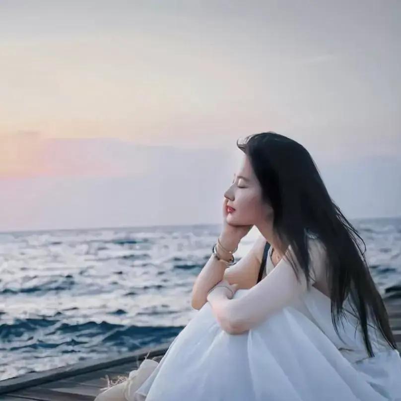 海边静坐，感受海风轻拂，宁静与美好共存。