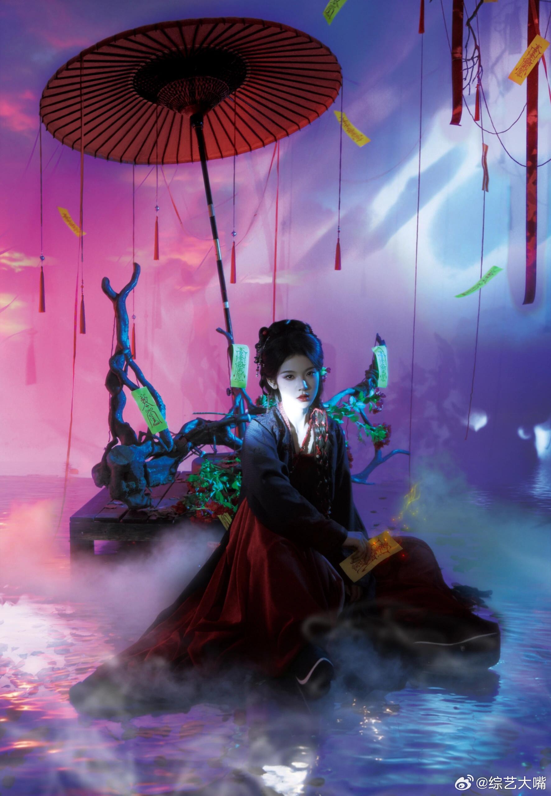 张淼怡错世录造型淼怡化身符宗小宗主氛围感拉满，黑红穿搭配红油纸伞，漫天符咒与白雾