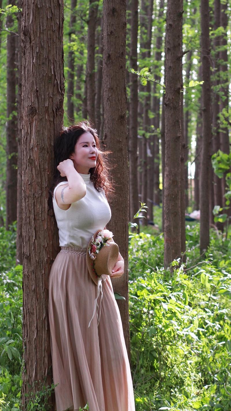 蒲公英总在羡慕玫瑰的娇艳，却不知风过处，它的种子能洒满山川湖海，绽放出漫天的温柔