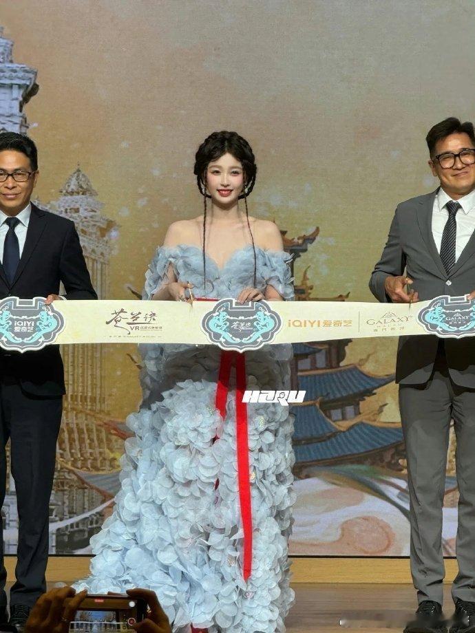 为什么虞书欣最近的衣服造型都这么花哨，记得虞书欣早期的黑长直造型很好看、很千金呀