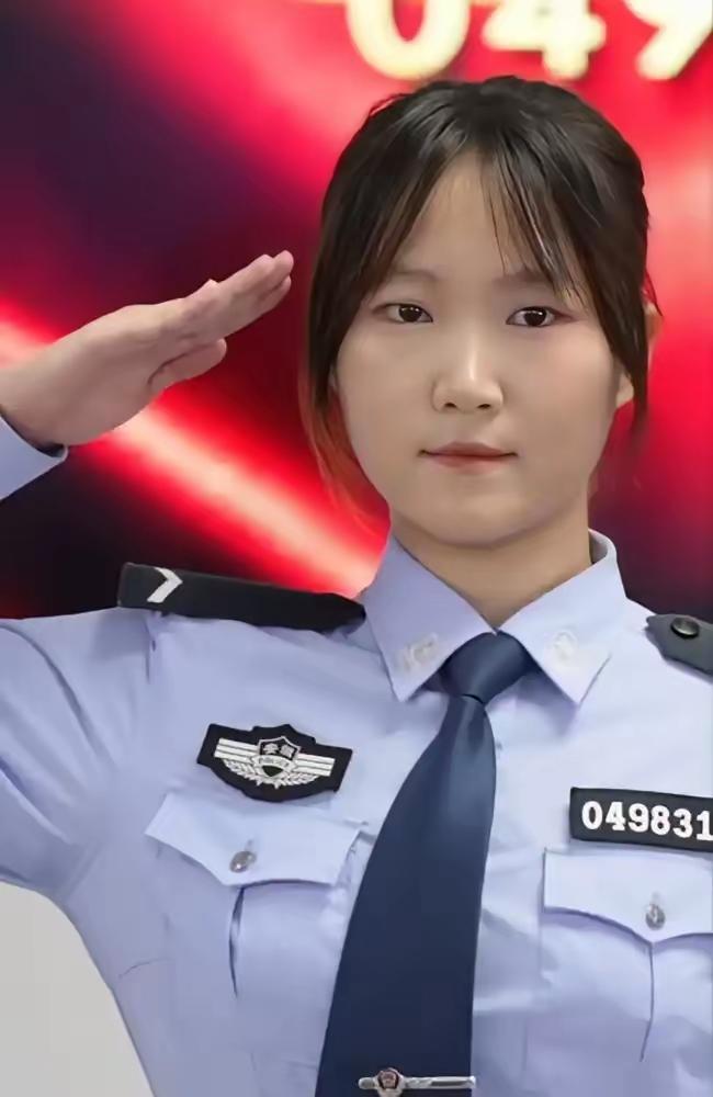 看哭了！安徽民警杨民因公牺牲，年仅43岁。时隔6年，他的女儿杨清禾穿上警服，继承
