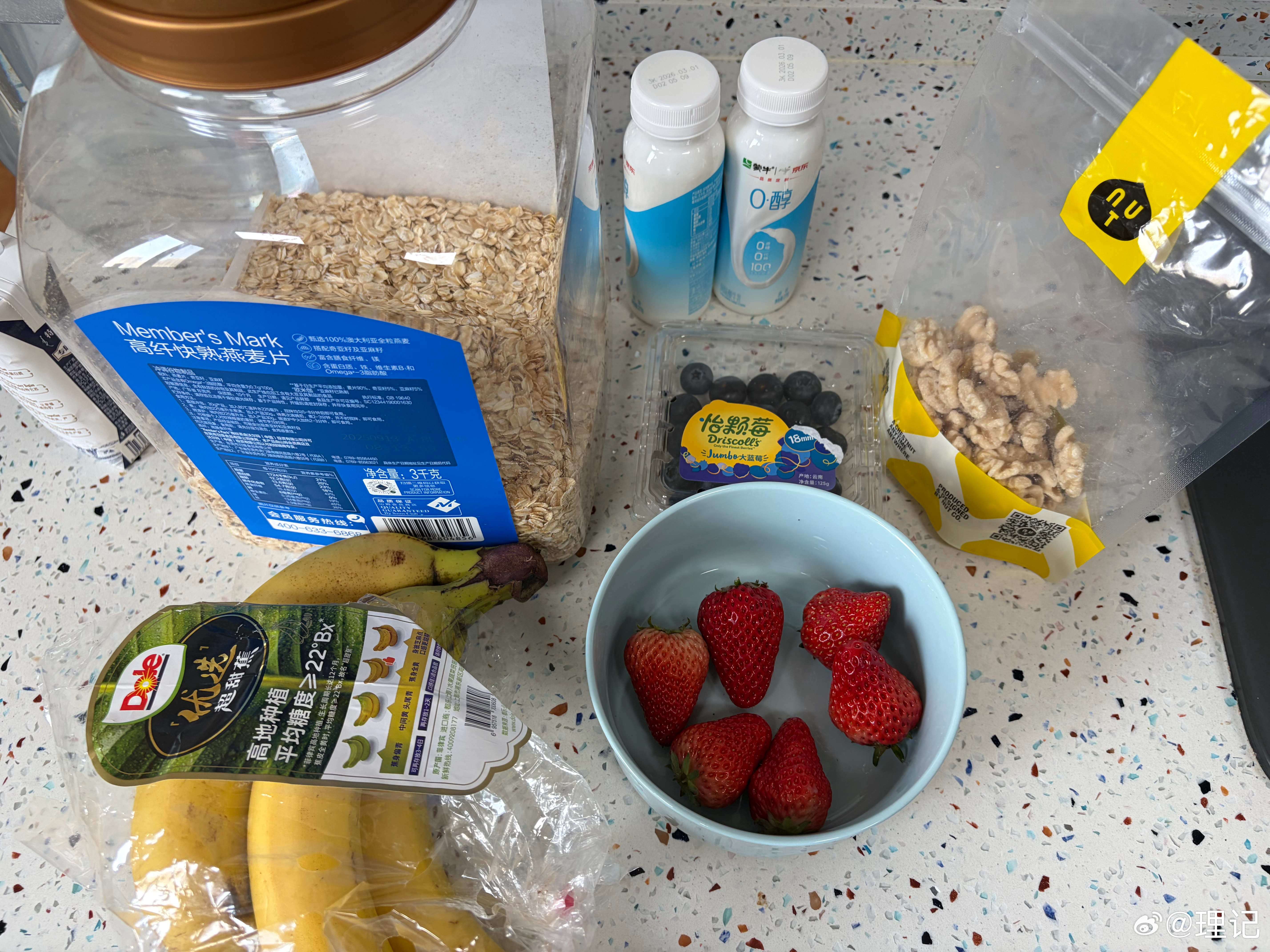 推荐一个我最爱吃的搭配。零糖酸奶，草莓六个，高纤维快熟燕麦片1-2勺，蓝莓十多个