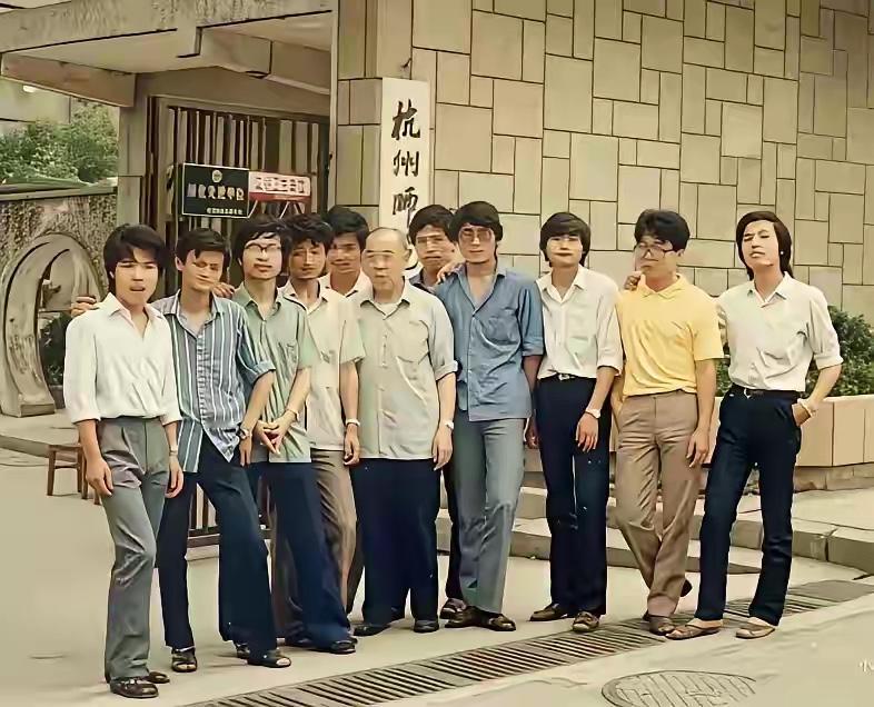 当年的马云在杭州师范学院门前与同学们以及老师的一张留影