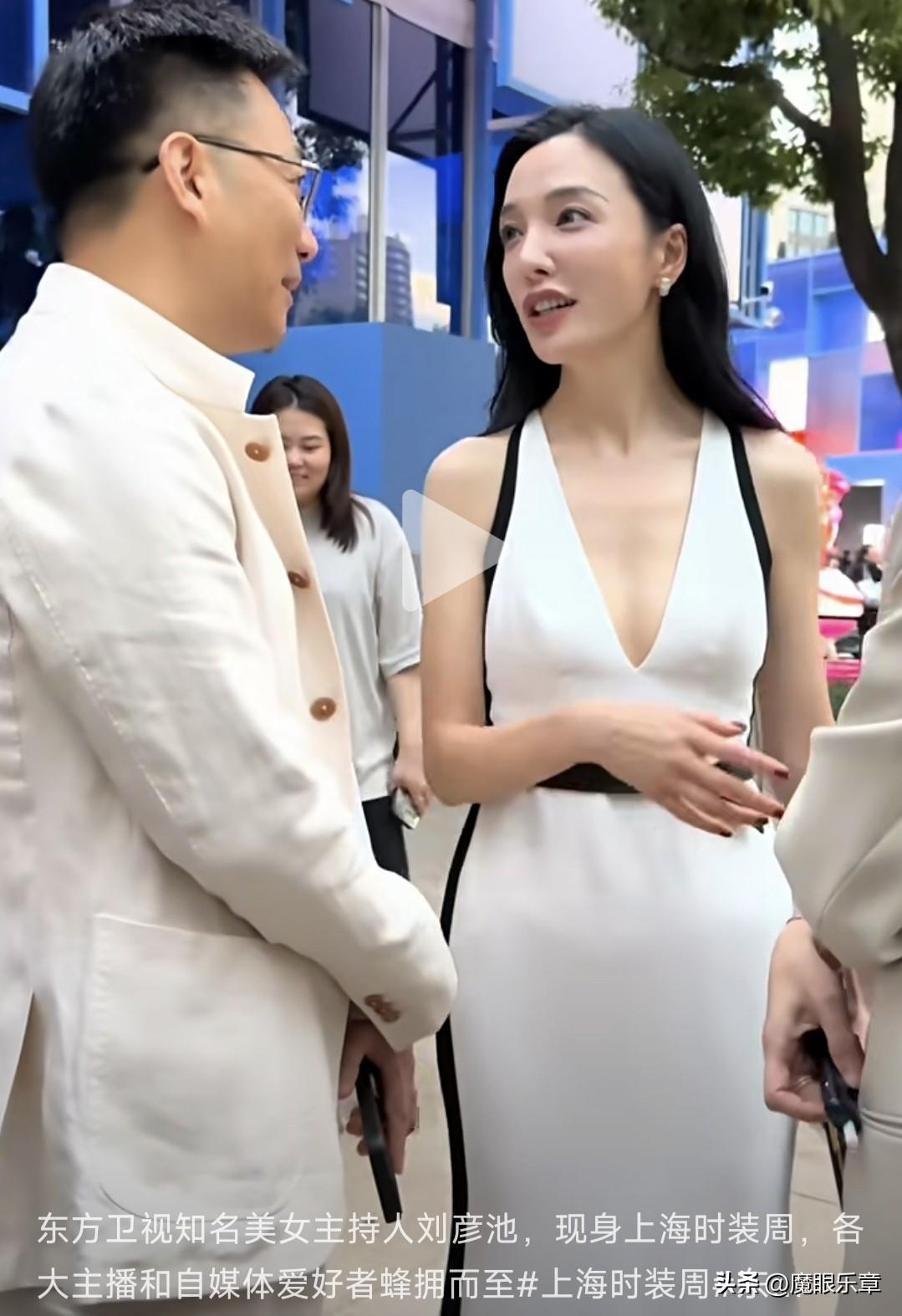 上海知名时尚女主持人刘彦池现身上海时装周，时尚性感的装扮再次惊艳现场。
某摄影博