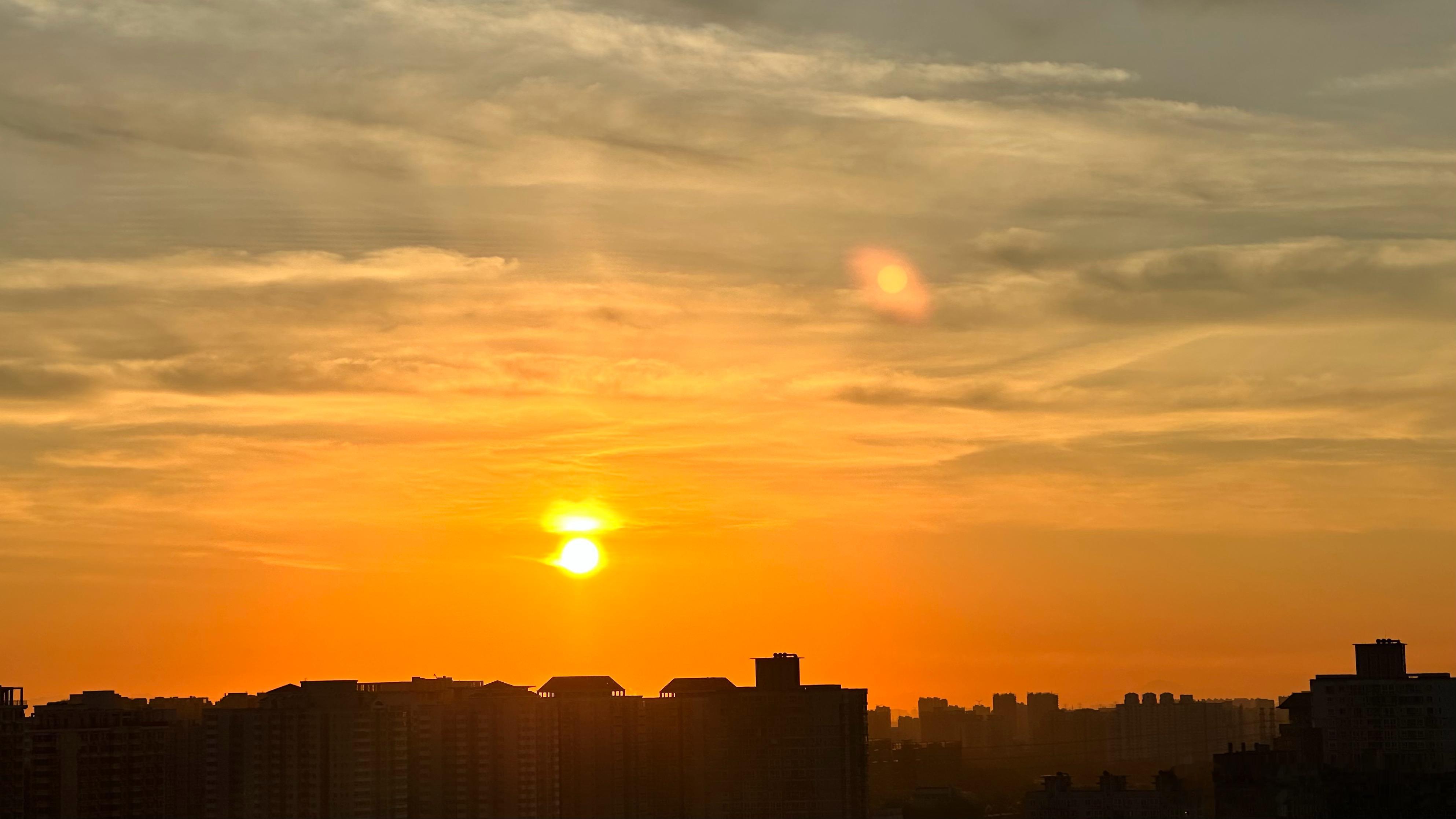 5:07 星光欲灭晓光连，霞晕红浮一角天。与火星第一猫一起早起看日出