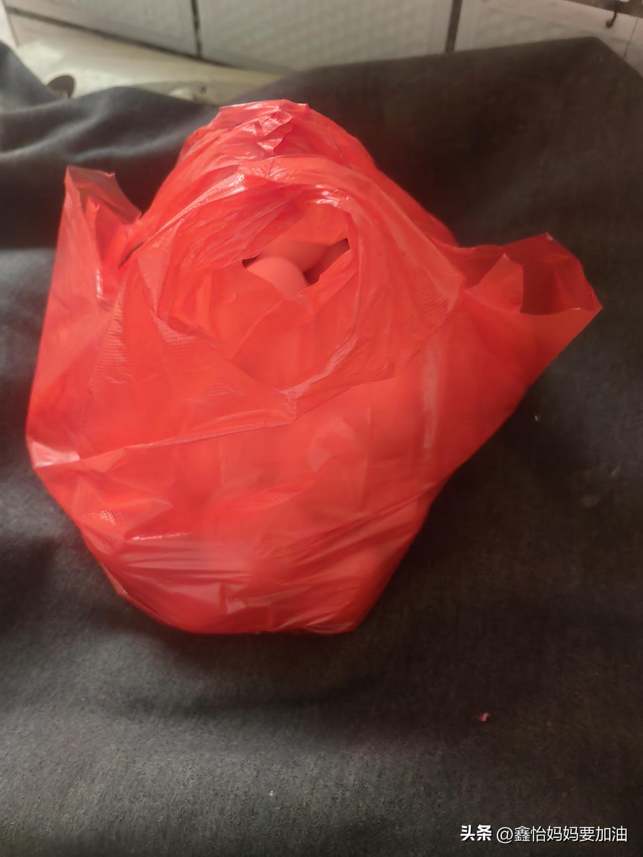 今天下午我正要让老公喝水，院里进来了三个女的，其中一个女的我认识，她是上次提着鸡