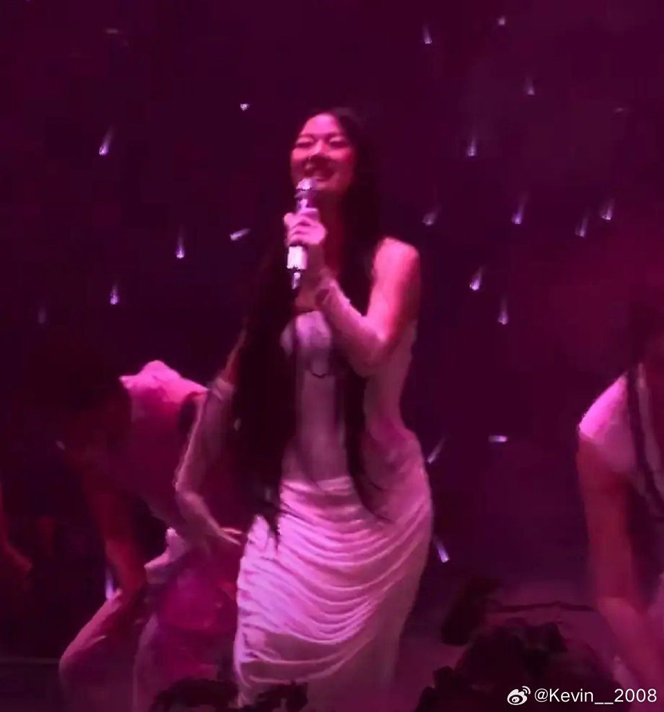 单依纯在《好声音》夺冠后，感觉她已经商业化了，不再是那个纯粹为了唱歌的小女孩了 