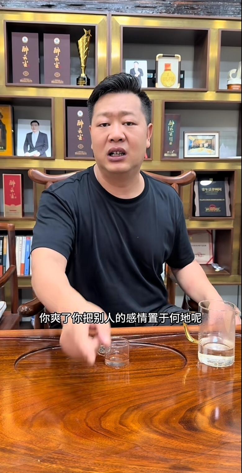 张大炮直言，上海阿牛哥身边有小人，言外之意暗指滑不倒王永生。在大炮眼里，阿牛哥本