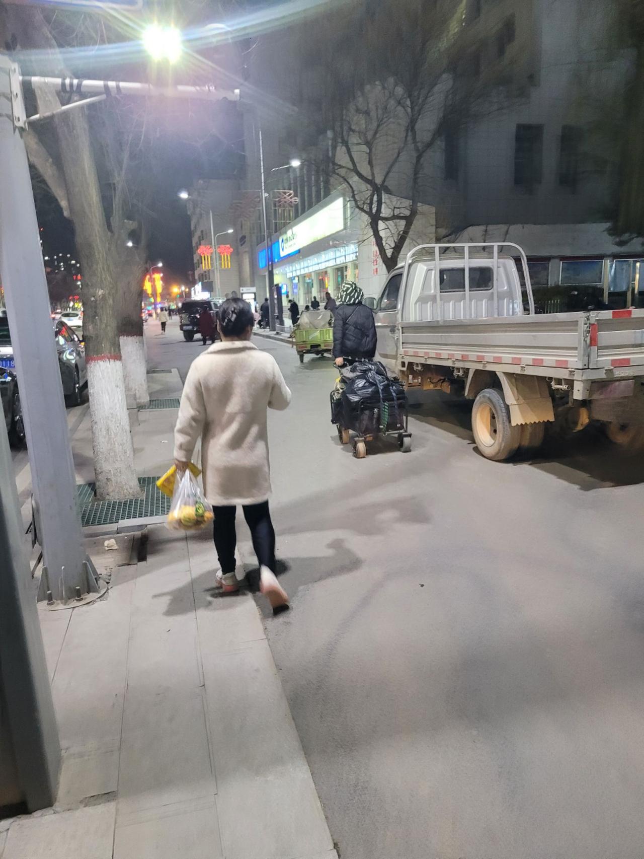 “老师，早上，奶奶她...她走了，我能请几天假吗？我想陪陪奶奶，再跟她说说话。”