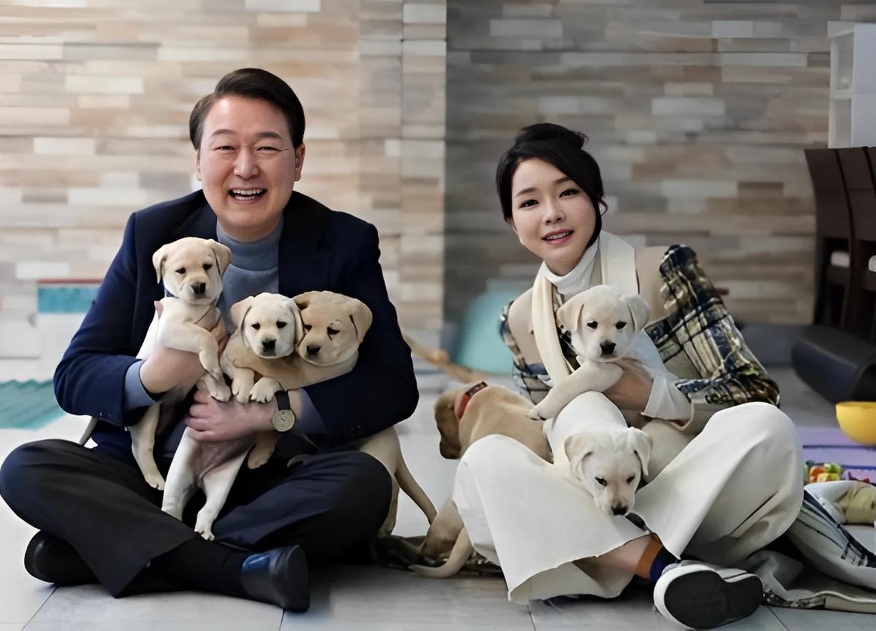 据说尹锡悦能从拘留所放出来最大的功劳是金建希。
在尹锡悦在拘留所期间，金建希一次