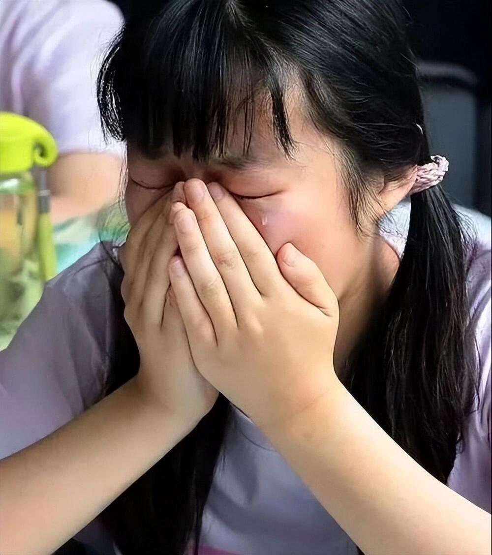 高考心情大反转！数学沉默离场，英语笑着走出考场

今年高考上演鲜明情绪反差。昨日