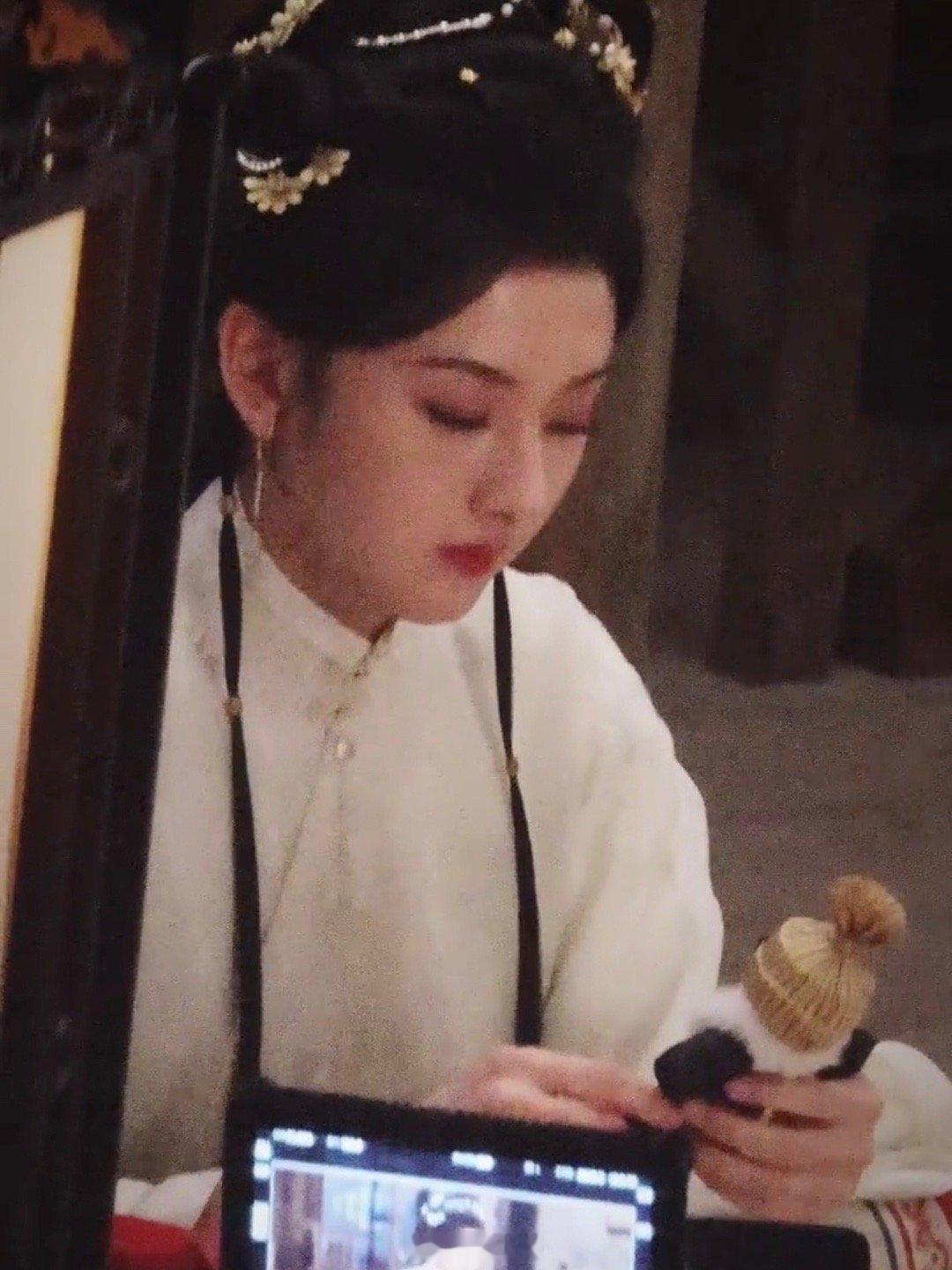 宋祖儿甄嘉芙哭戏路透 哇塞！又一次被宋祖儿的氛围感给惊艳到了啊！宋祖儿在电视剧《