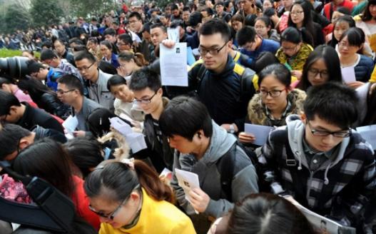 备考成本攀升、上岸难度加大，当下很多年轻人靠着父母的资助，一门心思投入考公大军，