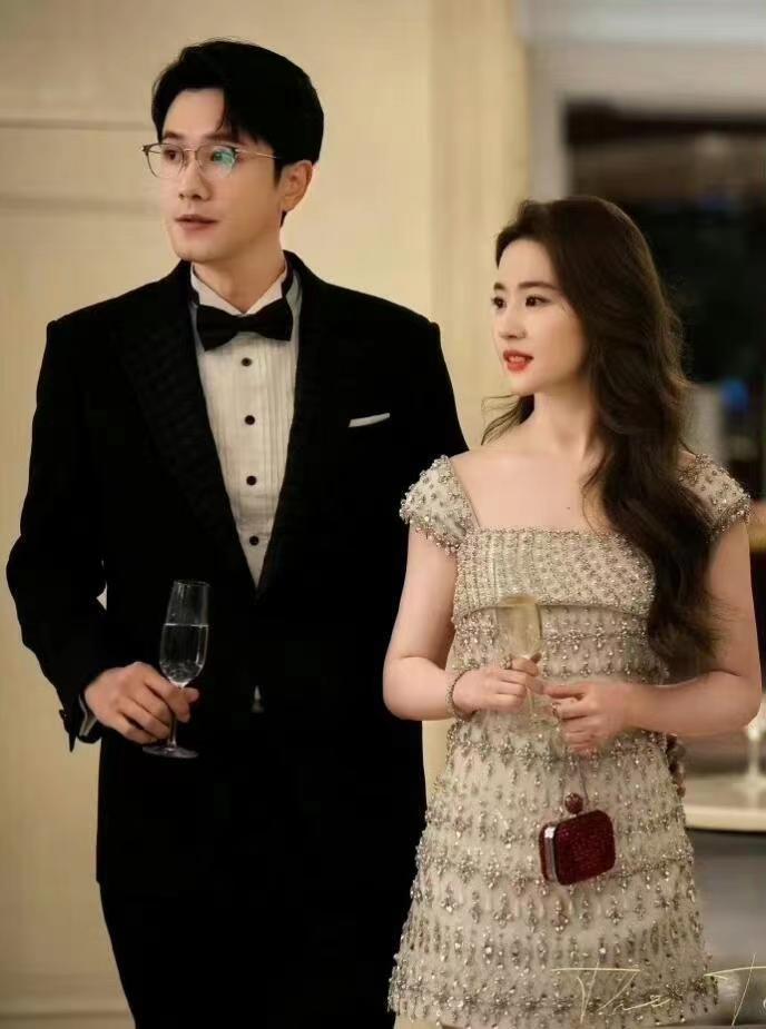彭冠英让每个合作的女演员，实现高跟鞋自由， 就为了个高跟鞋自由？ 首先现在大多数