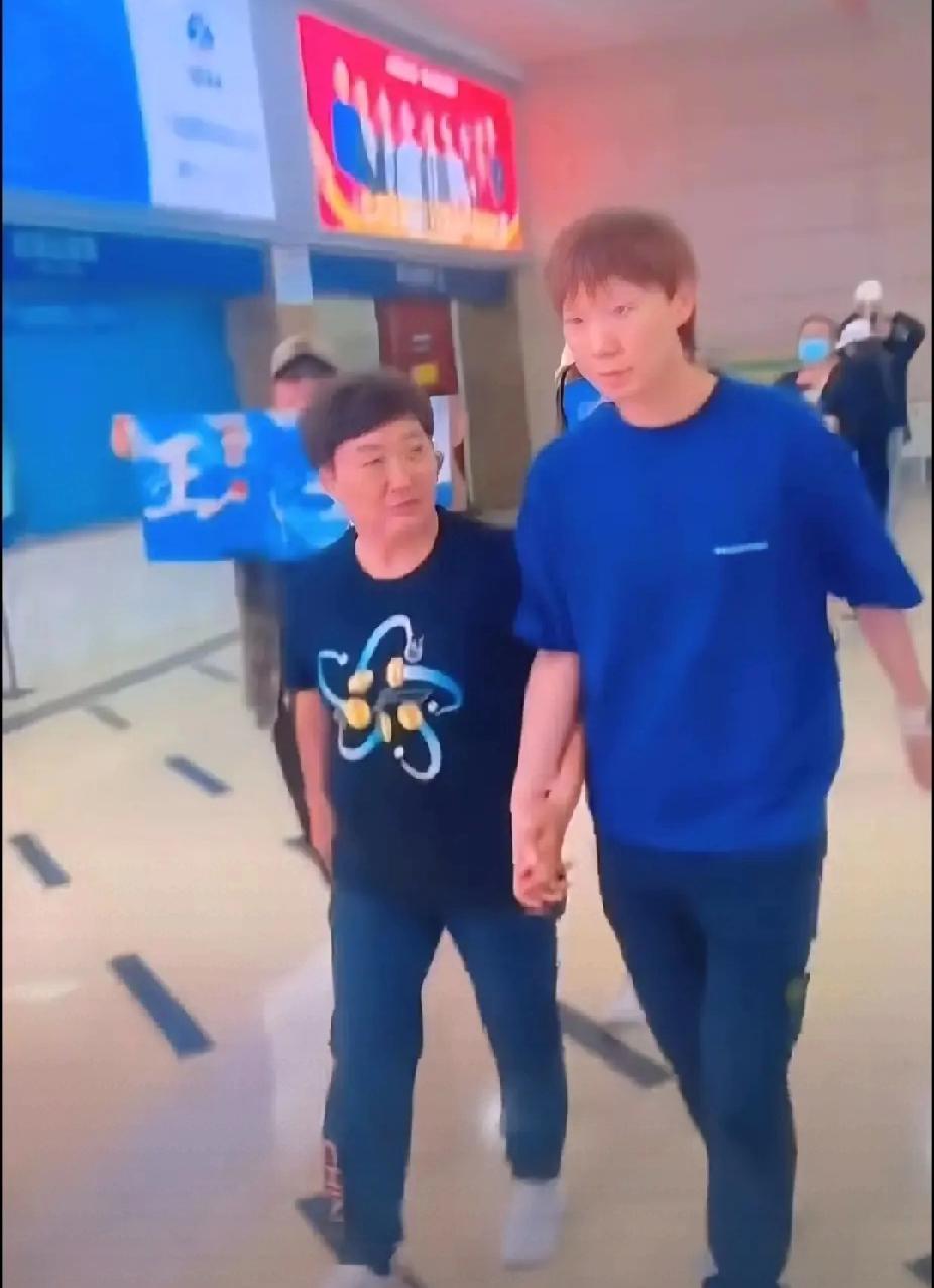 王曼昱与妈妈牵手同行，这一幕太好哭了！
 
赛场上，她是横扫千军的“鳗鱼”，是霸