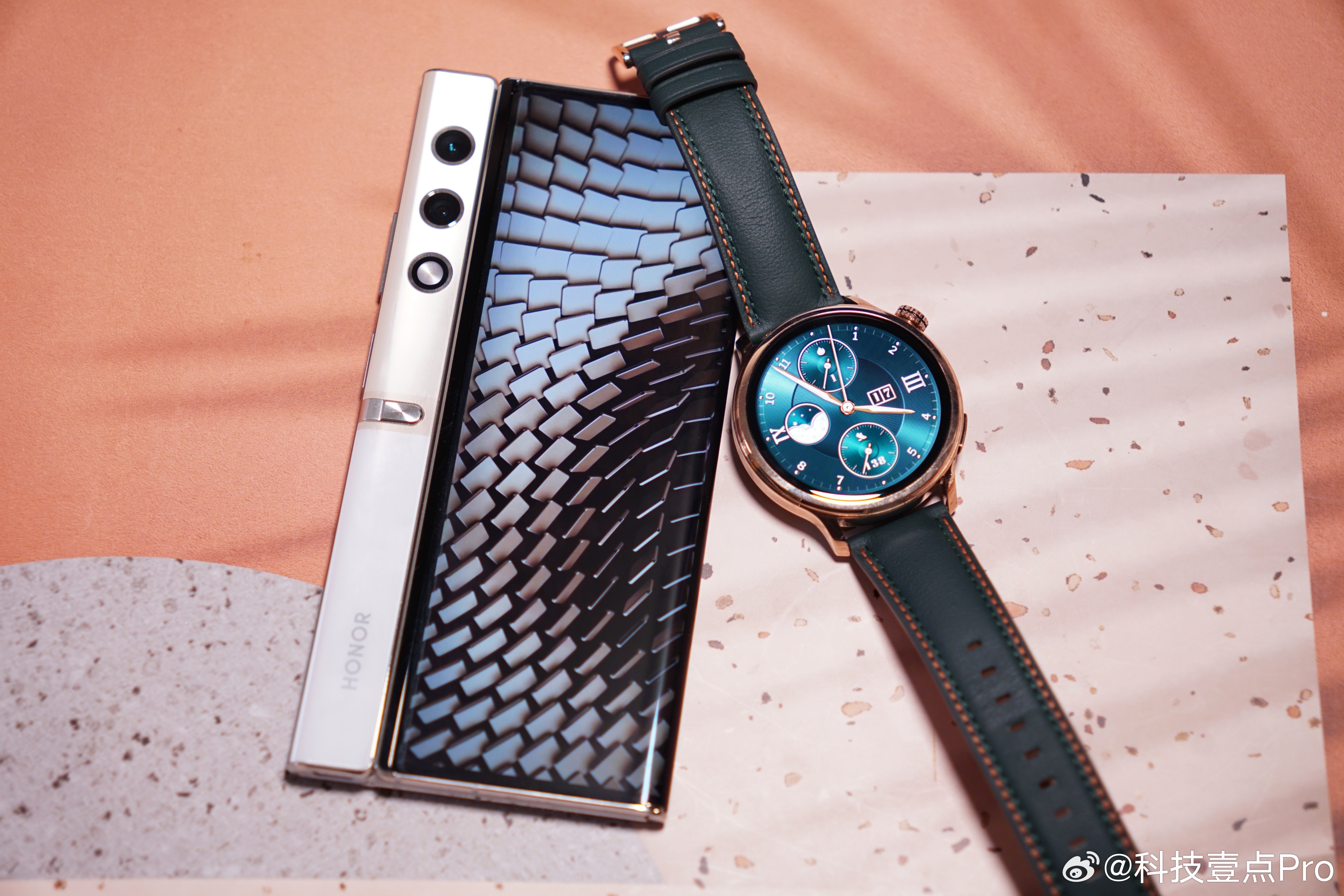 戴电子手表人的统一奇怪动作还好吧，荣耀手表的抬碗亮屏和自动熄屏做的挺好的，一般不