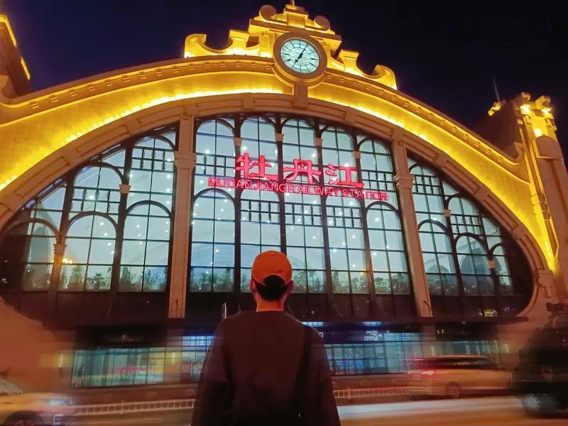 最近，“黑龙江小哥介绍水饺，广东话东北话丝滑切换”的视频火了。视频里小哥包饺子时