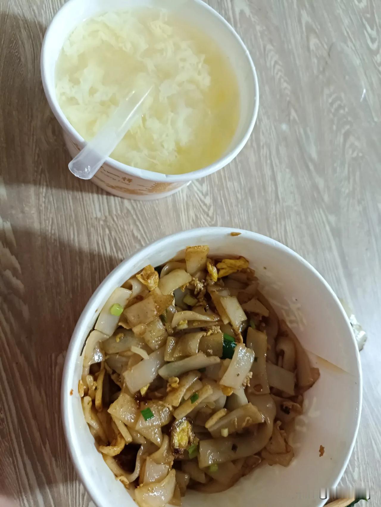#记录秋日生活#早上去过早，碰见老公的一个朋友，彼此打招呼以后，我问他:你来这儿