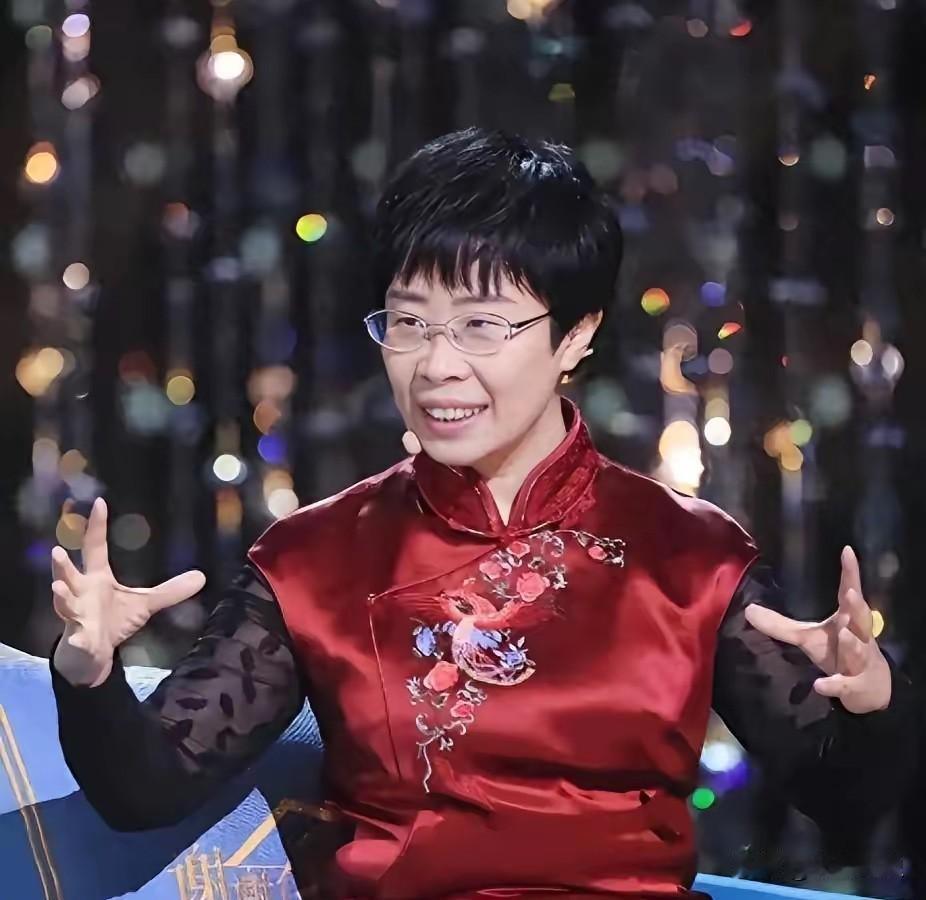 北大才女蒙曼50岁坚持单身，不将就不盲从，活成无数女人羡慕的模样

1975年，