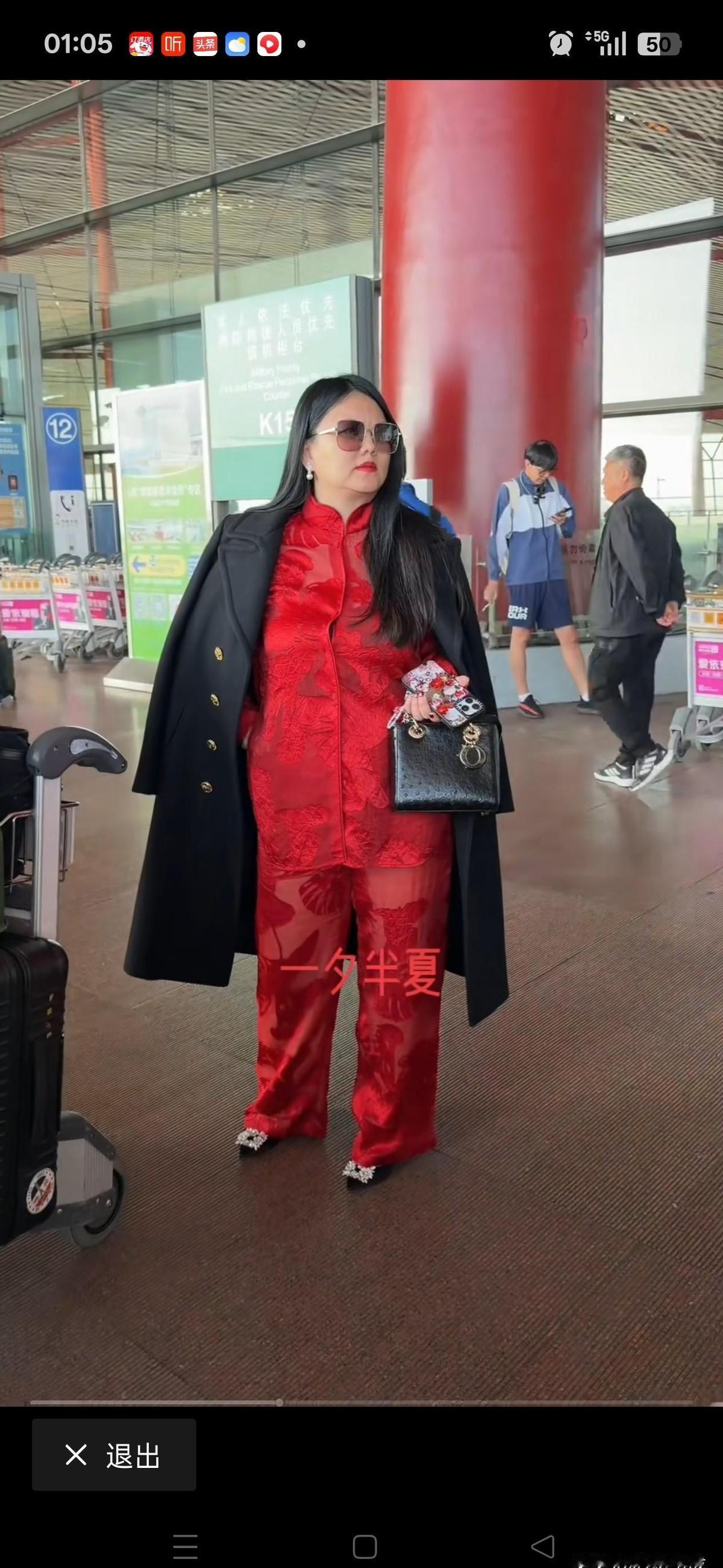 她不是变胖了，是活明白了。
当年那个穿小吊带蹦跶的李湘，是台里养的花。
现在这个