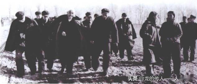 1973年12月，陈永贵(前排左二)视察天津郎园大队