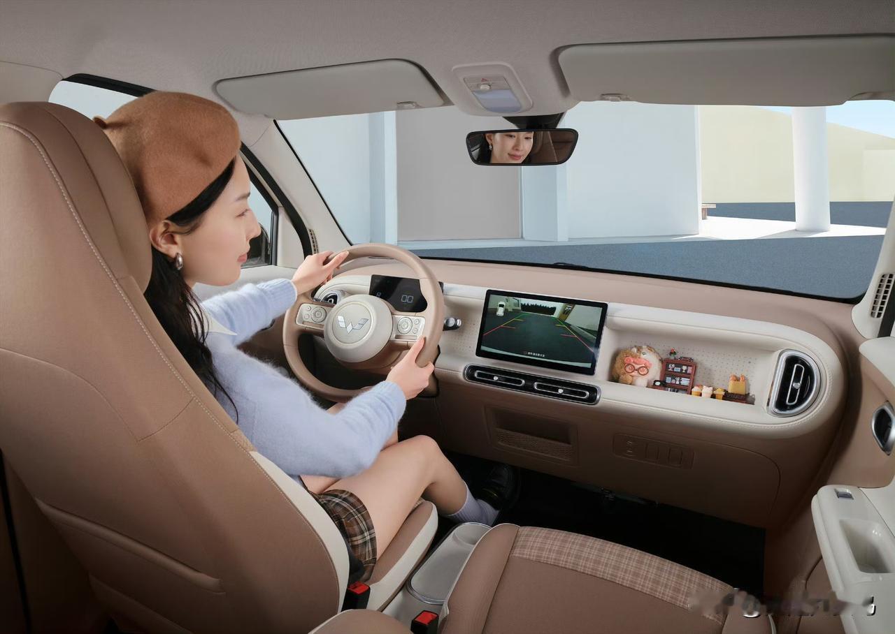 别再以为代步车只能“将就”。第五代宏光MINIEV惊艳进化，用“四门四座”的硬核