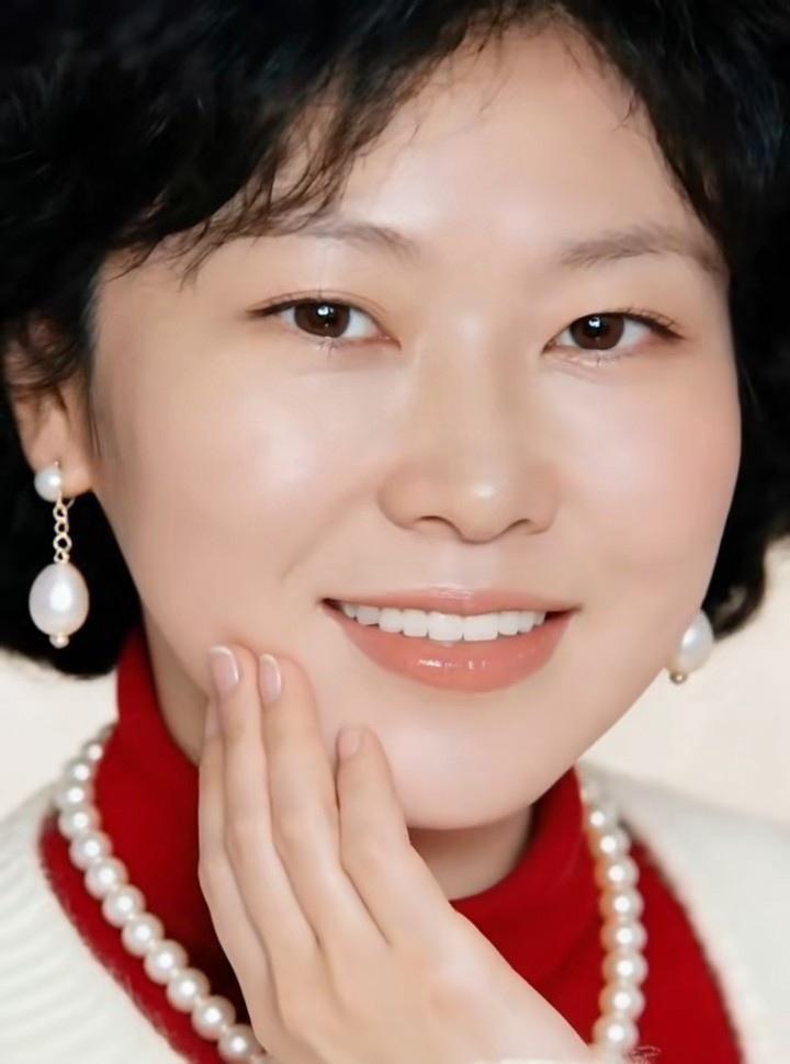 珠光玉色映红妆，笑靥如花映春光。