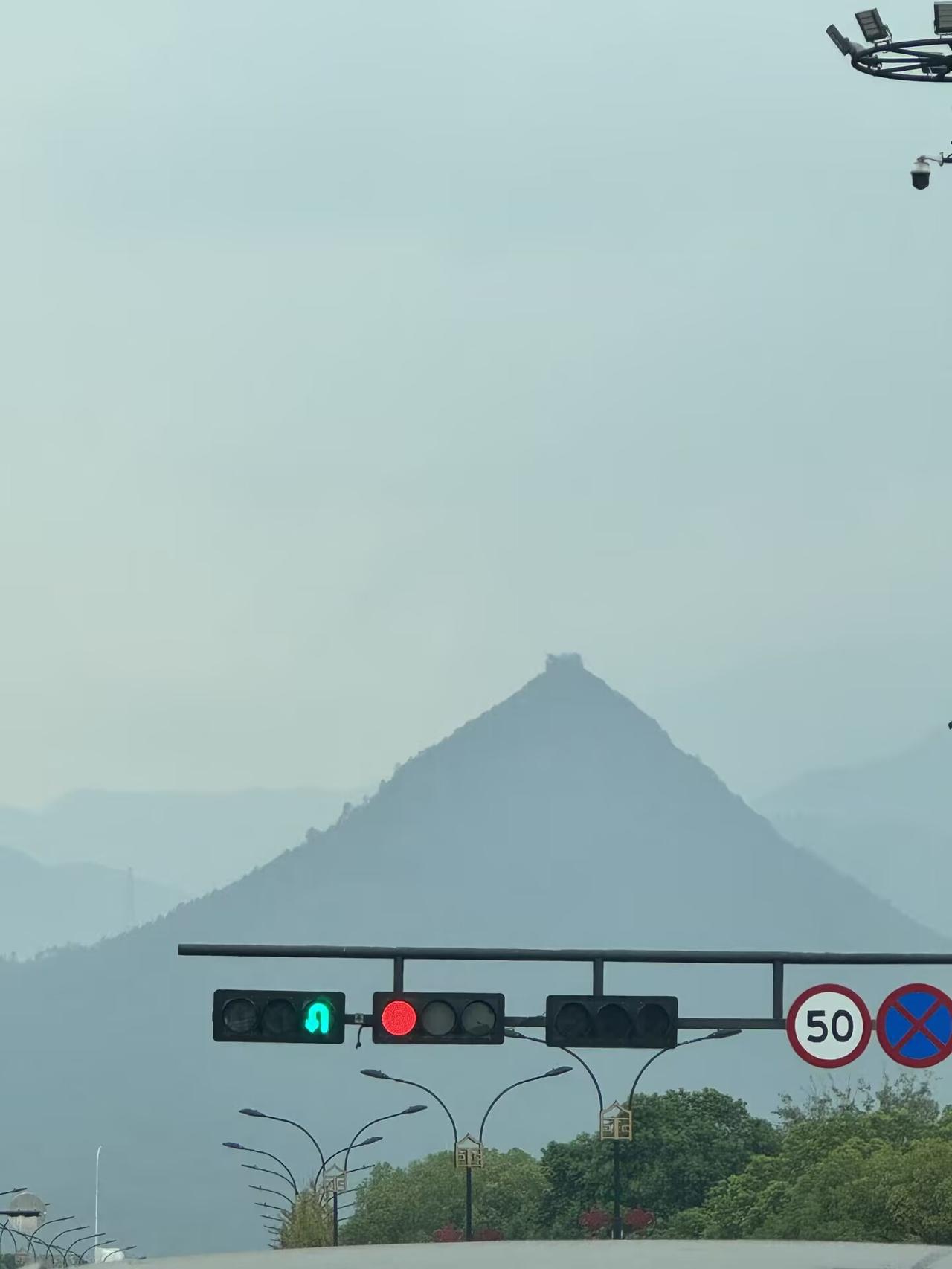 金华尖峰山顶，在造什么？
金华尖峰山顶，在造什么？顶部明显多出了一块。顶上多了一