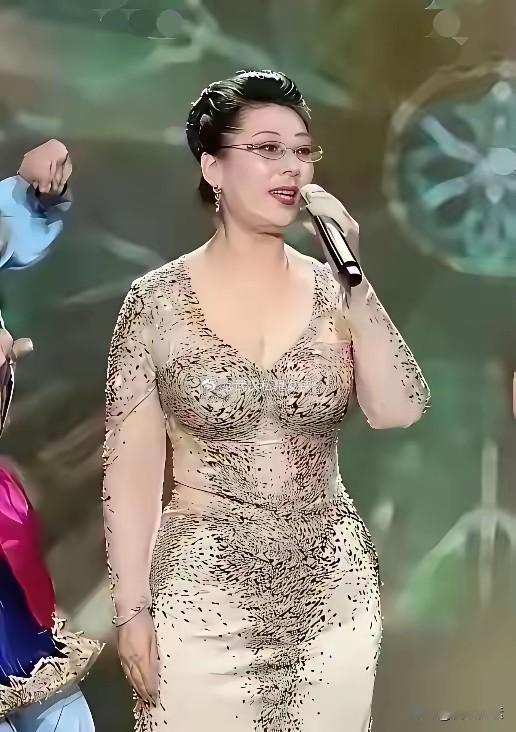 歌唱家关牧村老师七十多岁了，
还能有这身材，
不得不佩服她的青春永驻之术。