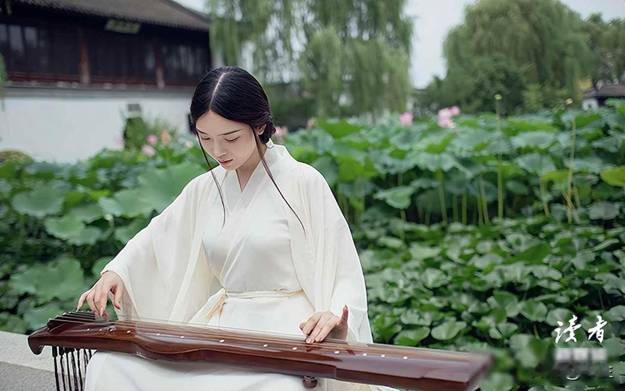 她累了，她停了，她活明白了

四十岁的时候，李静就不再接节目了，不是因为被辞退，