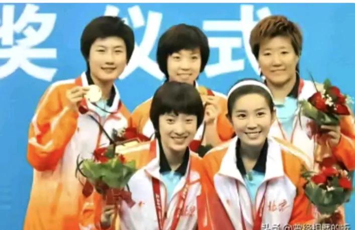 这张照片的五朵金花是2009年丁宁、张怡宁和郭焱一起，助力北京队实现全运会女团三