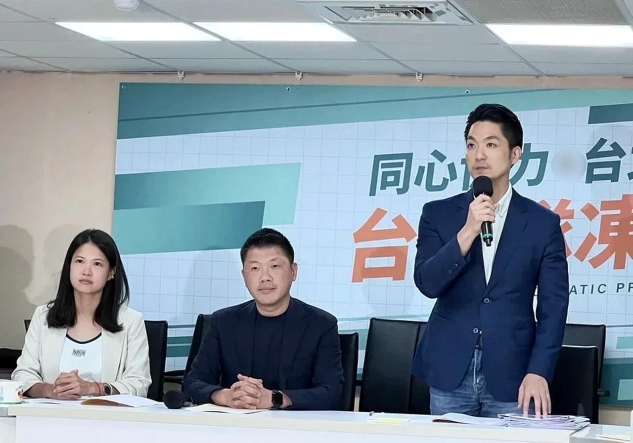 台北市长蒋万安今（29日）率市府团队拜会台北市议会民进党团，没想到一进门就遭"下