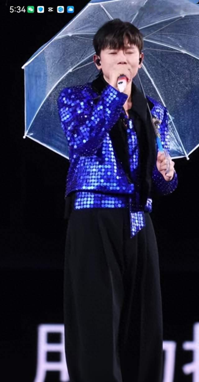 张杰雨中撑伞唱哭全场，这首歌藏着22年的双向奔赴