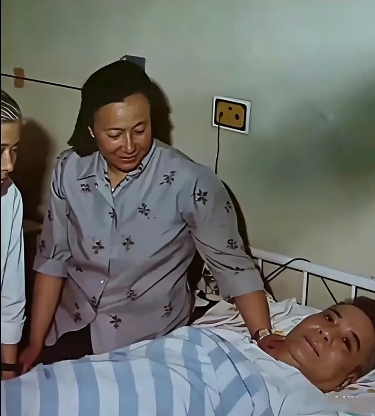 下图是邓稼先弥留之际的一张留影，这也是他此生的最后一张照片。这张照片被拍摄于19