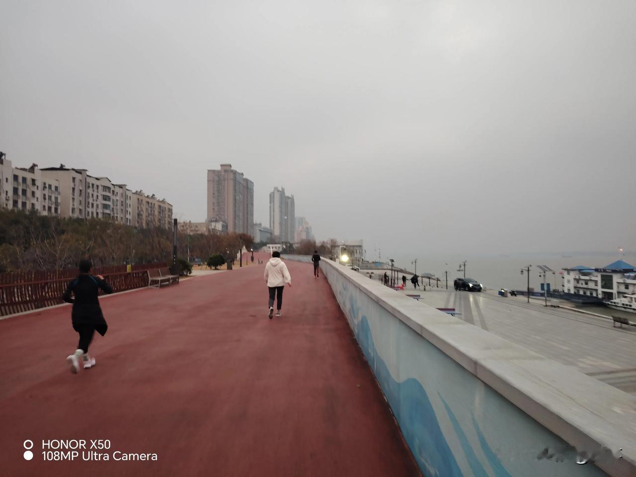 长江岸边晨练打卡分享运动