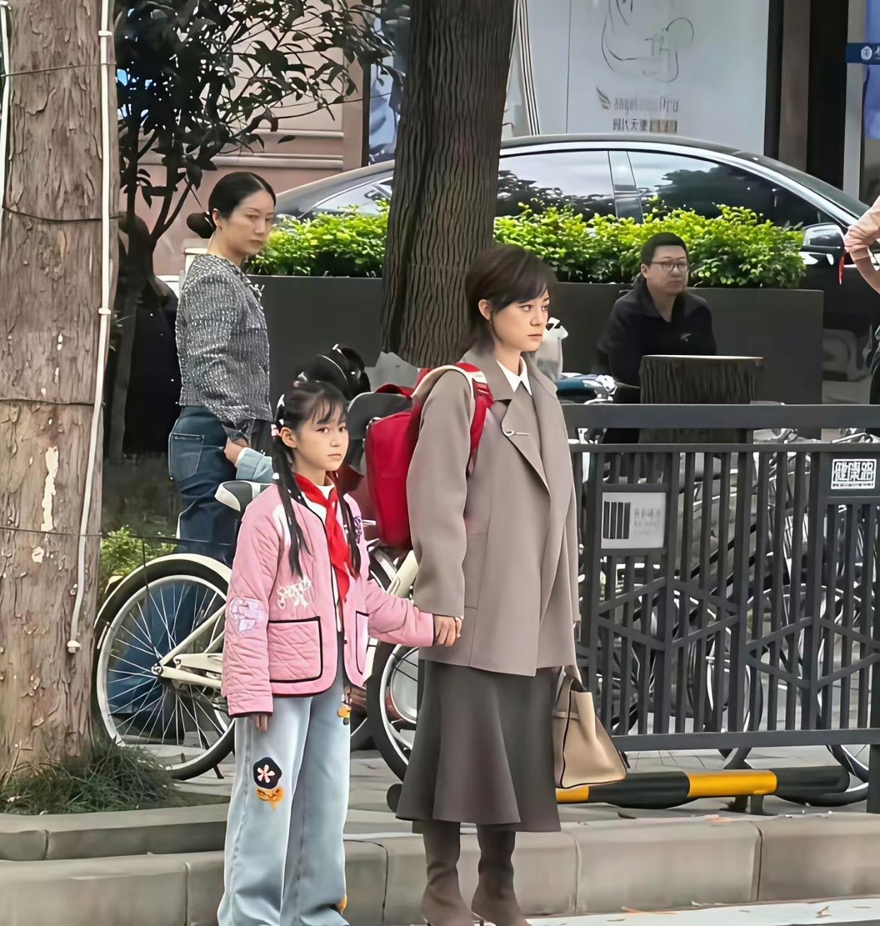 孙俪⁠￼￼接送女儿上学，好接地气！女儿长得像爸爸，基因真好啊 ​​​