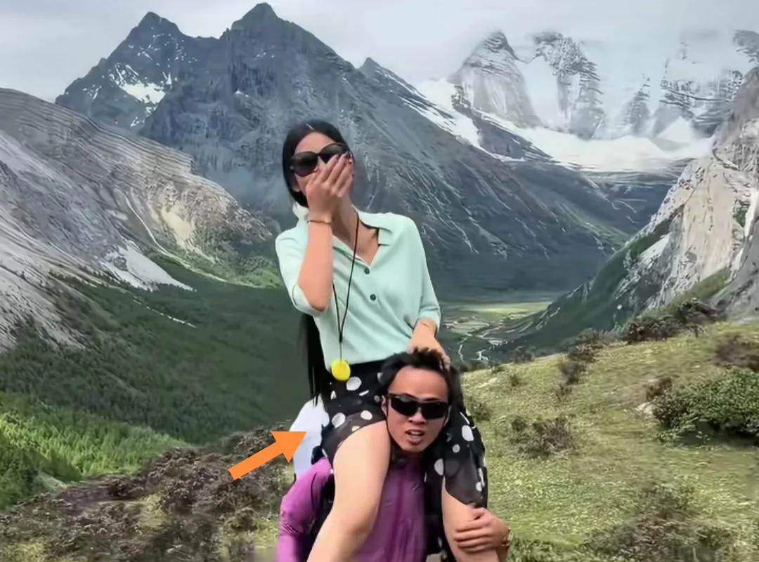 “330”马拉松世界冠军赵家驹扛妻子上山练步。