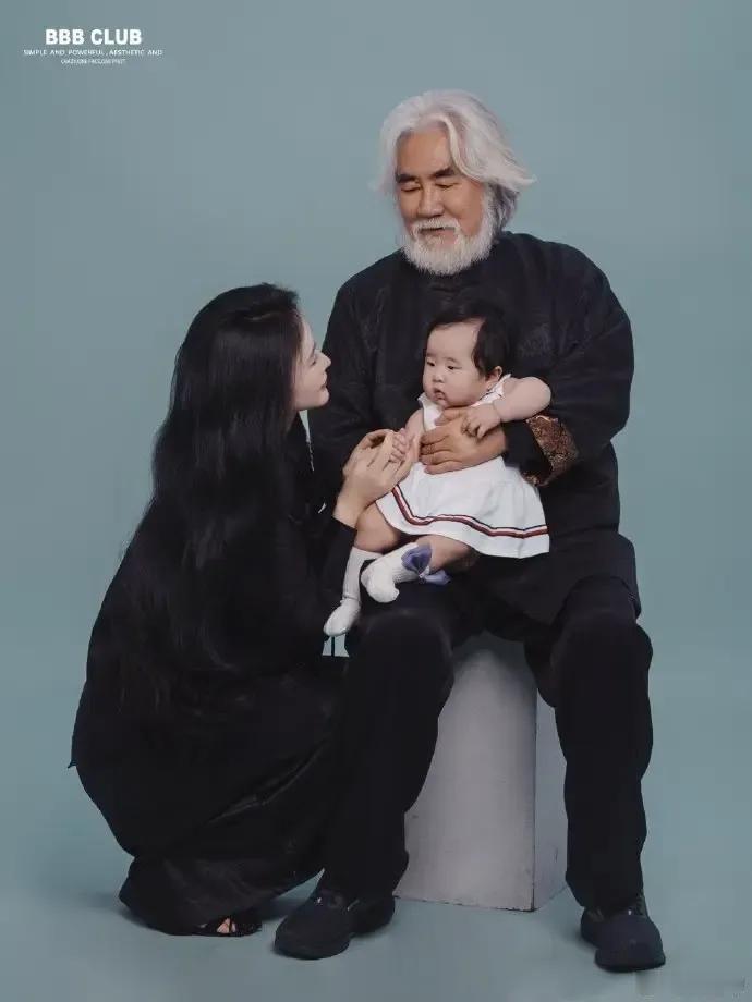 2025年11月2日，张纪中妻子杜星霖向媒体称已报警，起因是网友对其1岁女儿的恶