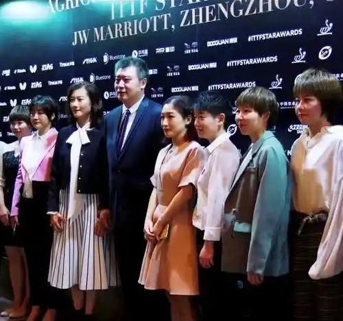 这张照片拍摄于2019年国际乒联球星颁奖盛典：

镜头中的李隼教练西装革履，高大