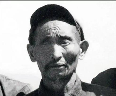 1952年，解放军在大凉山抓到一个独眼土匪，审讯后军区首长震惊：这不就是17年前
