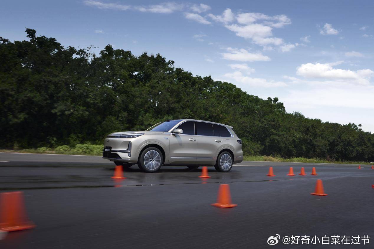 吉利银河M9动态首秀，大六座旗舰搭载CDC电磁悬架与四驱系统，兼顾舒适性与操控性