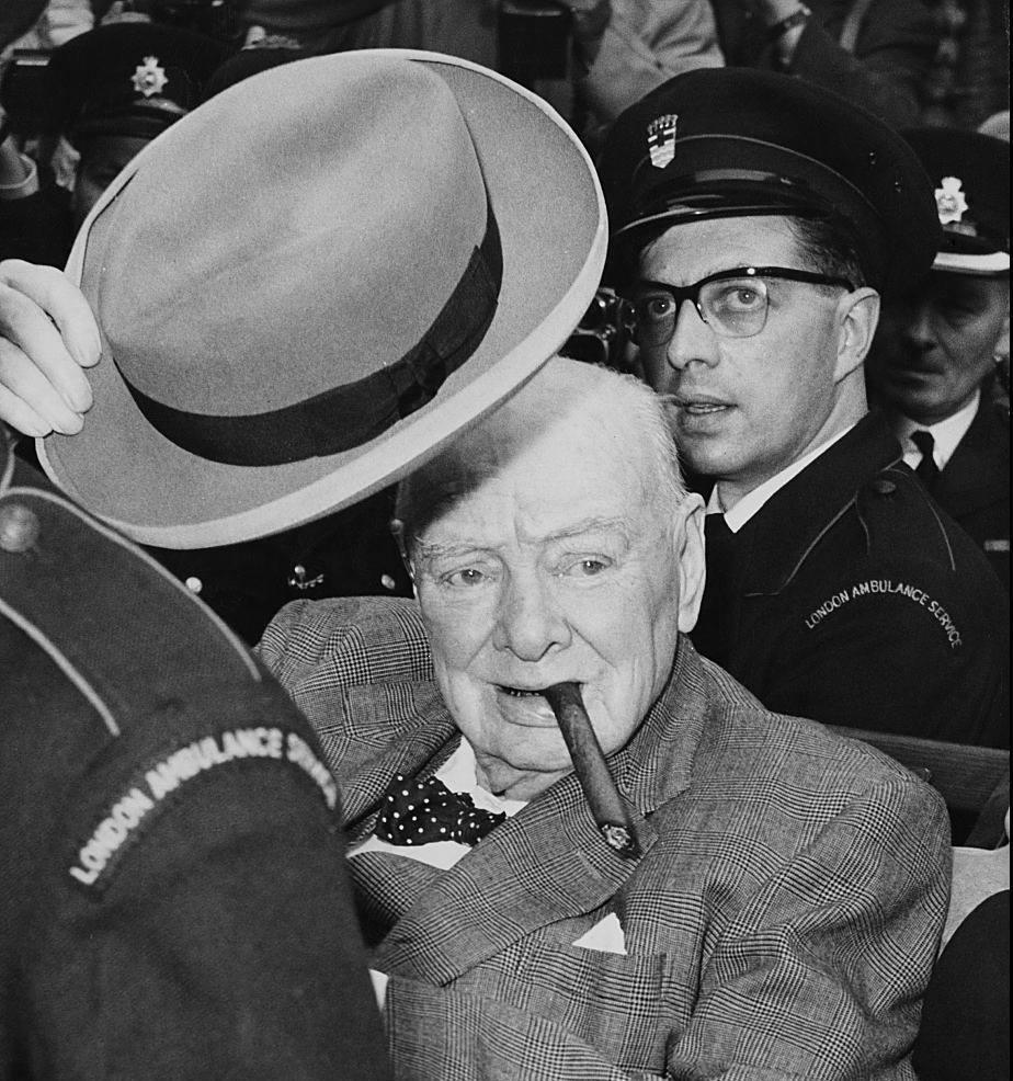 1965 年 1 月 24 日，伦敦清晨的寒雾里，90 岁的丘吉尔躺在床榻上。侍