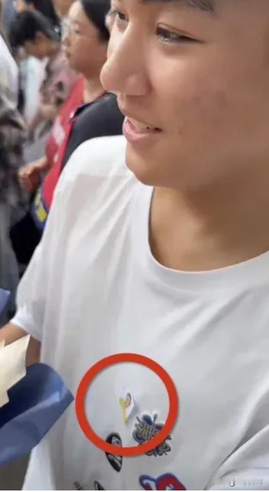 太令人泪目了！江西上饶市一名男生参加高考，把妈妈的遗照贴在衣服上以示思念，考完后