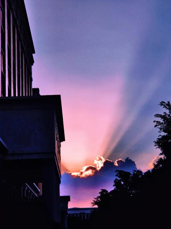 馨漪婉风的这首《七绝•曲水春画》，宛如神来之笔，将春日美景勾勒得如诗似梦。郁郁葱