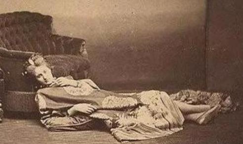 1900年，一伙德军闯入北京一家妓院，刚要侵犯一名女子，便听见女子用流利的德语说