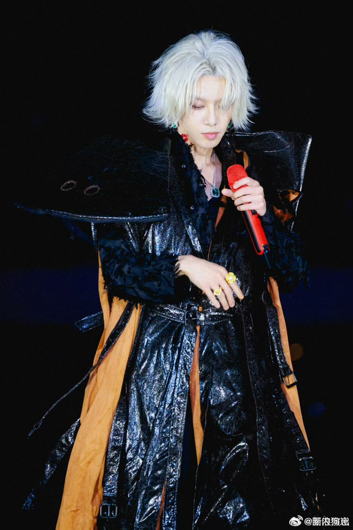 华晨宇新舞美几何美学世界 极简几何碰撞极致浪漫，华晨宇用先锋设计重构舞台，错落线