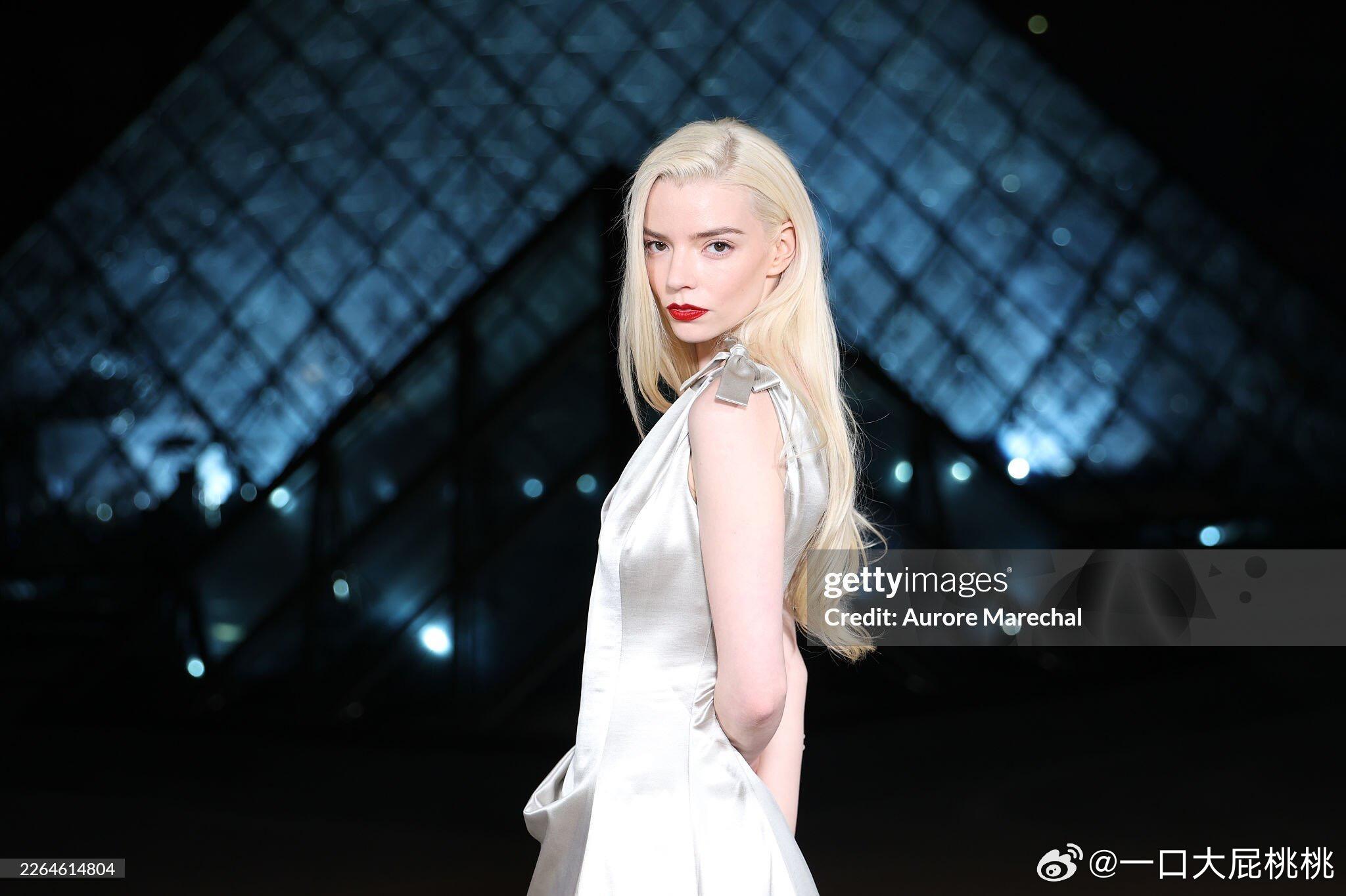 安雅Dior秀后又转场卢浮宫慈善晚宴，上身Dior珍珠白吊带裙，美的像夜晚璀璨发