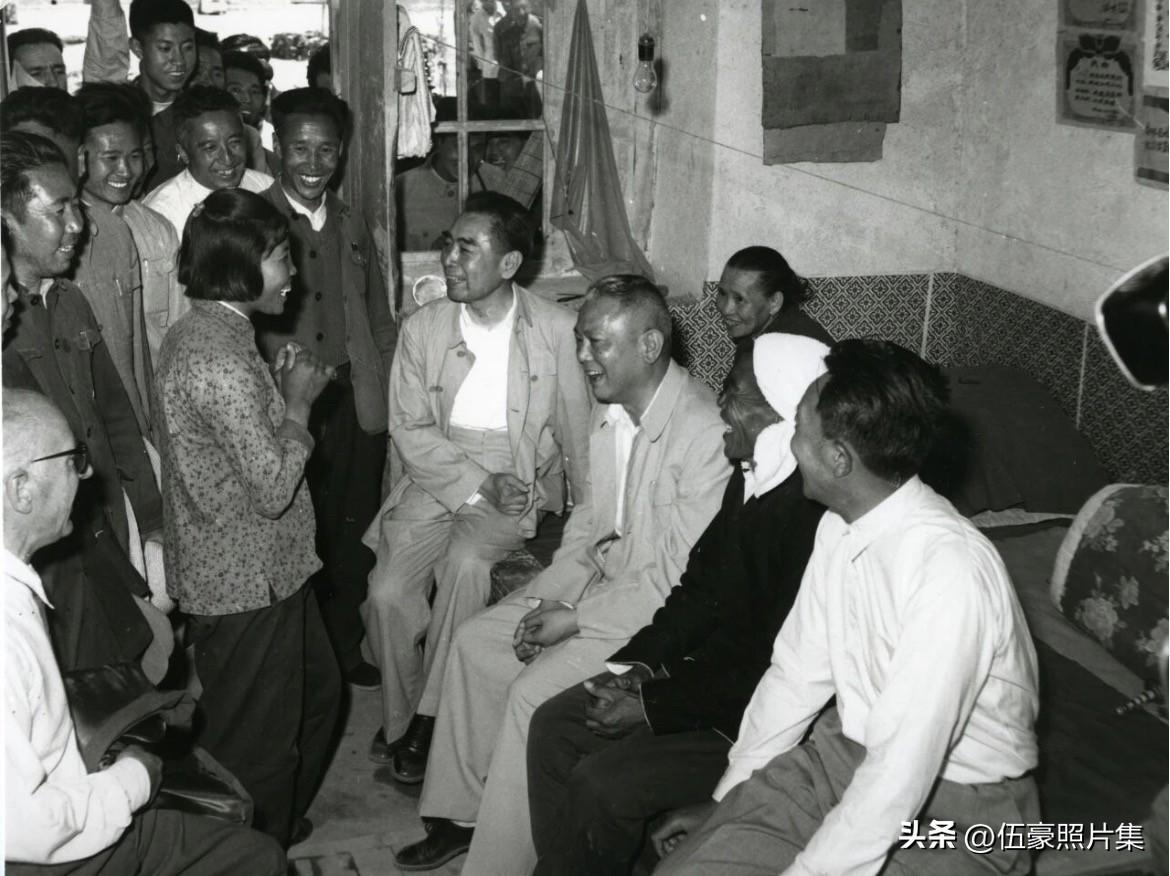 1965年5月，周恩来总理和李先念（右四）、罗瑞卿（右一）视察大寨时，在团支部书