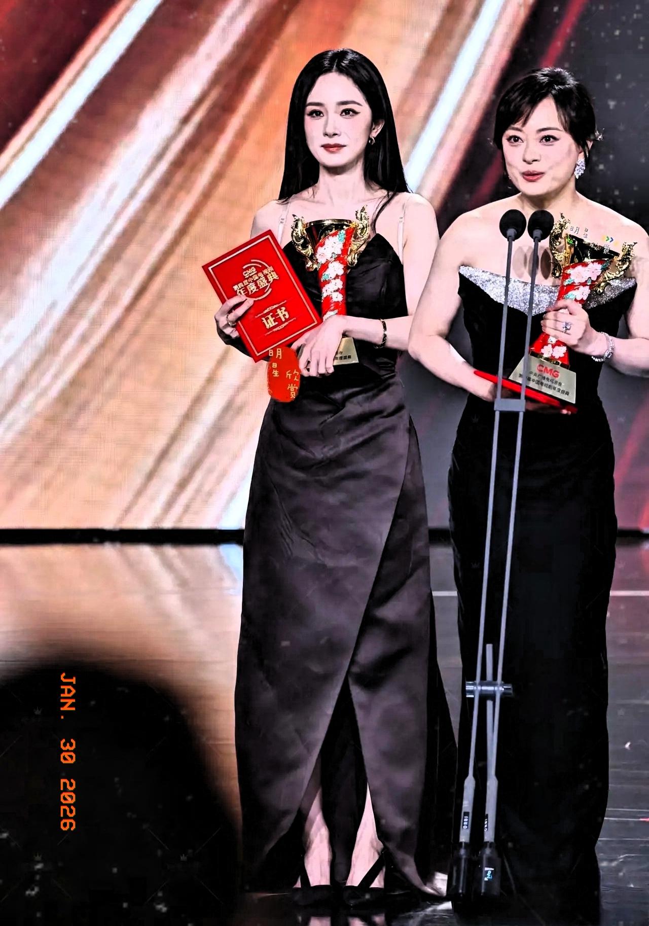 看了昨晚中国电视剧年度盛典，
杨幂可太让人惊掉下巴了，
不是吓人哈，而是都39岁