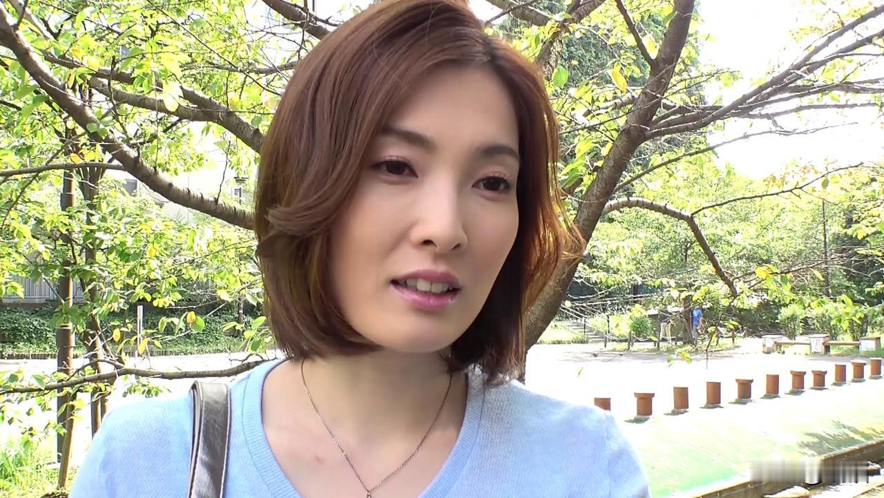 🌺优花-标志性的短发，身材不高但比例绝对完美，
一副我见犹怜的样子，深受影迷喜